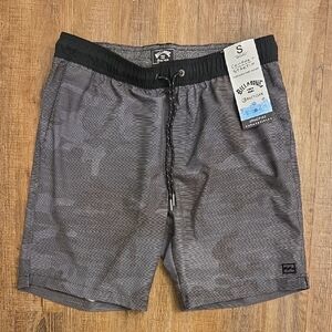 Billabong Crossfire Submersibles Mid Length Mens Small For Land And Water